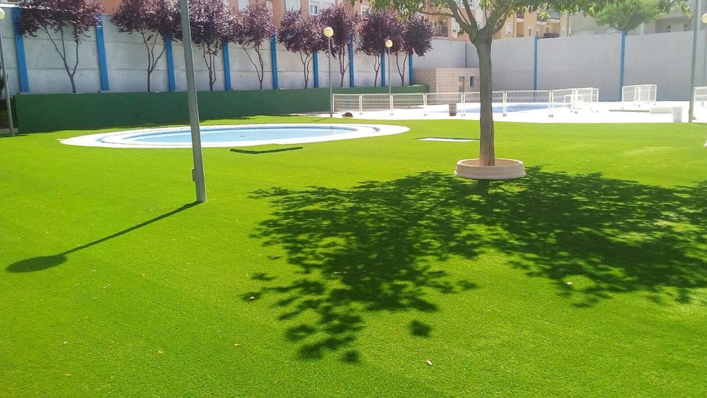 como poner cesped artificial terraza piscina